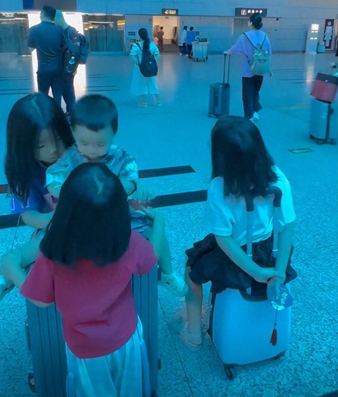家庭背景曝光哥嫌她无理取闹回应pg电子福建4娃妈拒补票后续：(图13)